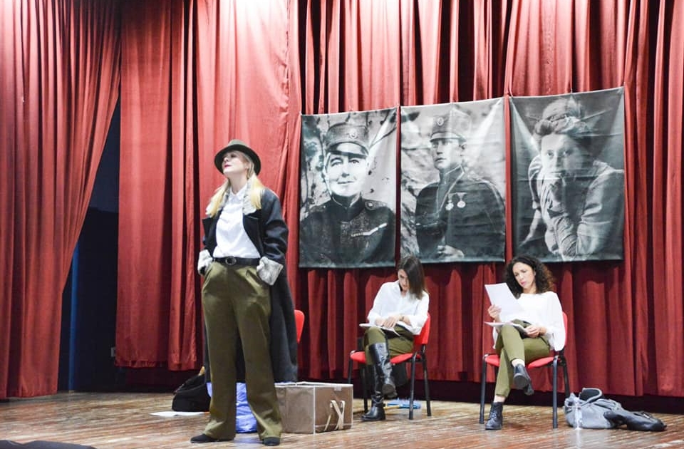 СИНОЋ ЈЕ У ТЕСЛИЋУ ИЗВЕДЕНА ПРЕДСТАВА „ЖЕНСКО СРЦЕ У ШИЊЕЛУ“ 2