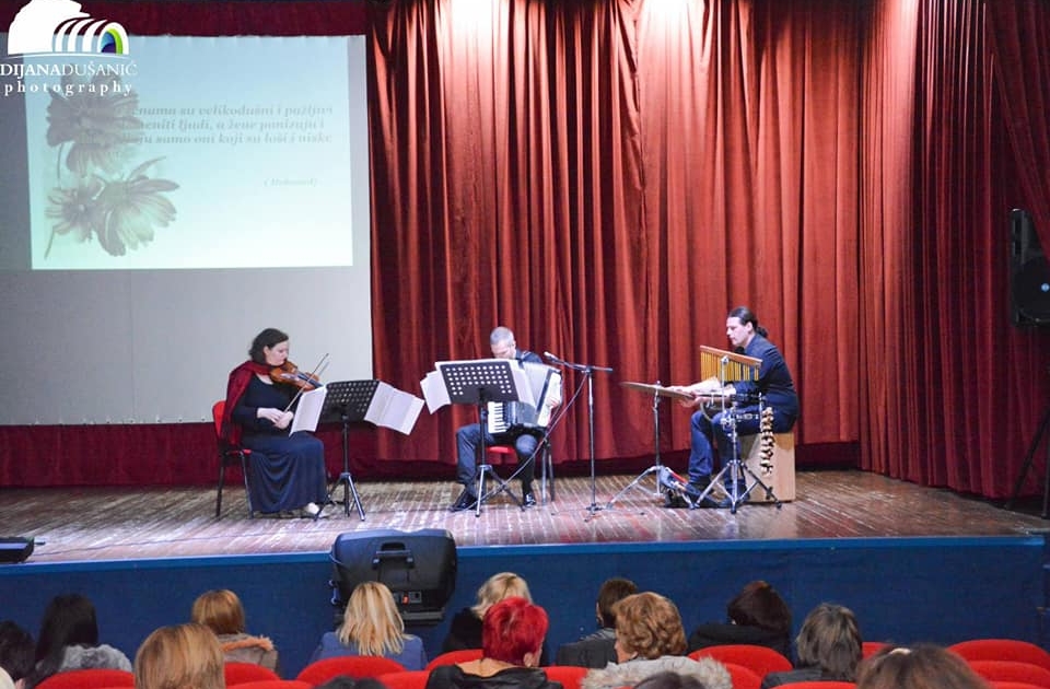 ПОВОДОМ 8. МАРТА, МЕЂУНАРОДНОГ ДАНА ЖЕНА У ТЕСЛИЋУ ЈЕ НАСТУПАО КАМЕРНИ ТРИО „БАРАБАР“ 2