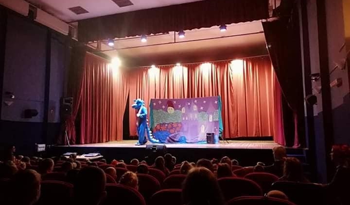 ПОЗОРИШНА ПРЕДСТАВА  „ЗМАЈЕВО НОВО ОДИЈЕЛО“ У ИЗВОЂЕЊУ „ПОЛЕТАРЦА“ ИЗ БЕОГРАДА 1