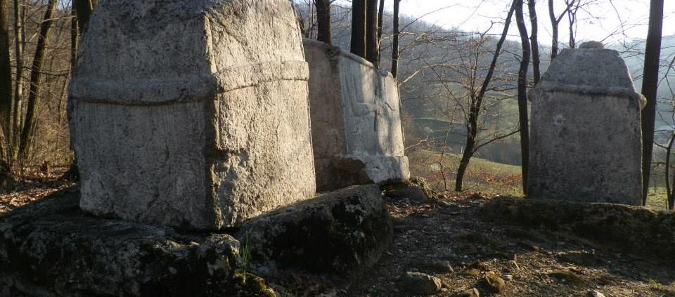 ЛЕГЕНДЕ И ВЈЕРОВАЊА ВЕЗАНА ЗА "МОМЧИЛОВО ГРОБЉЕ" 1