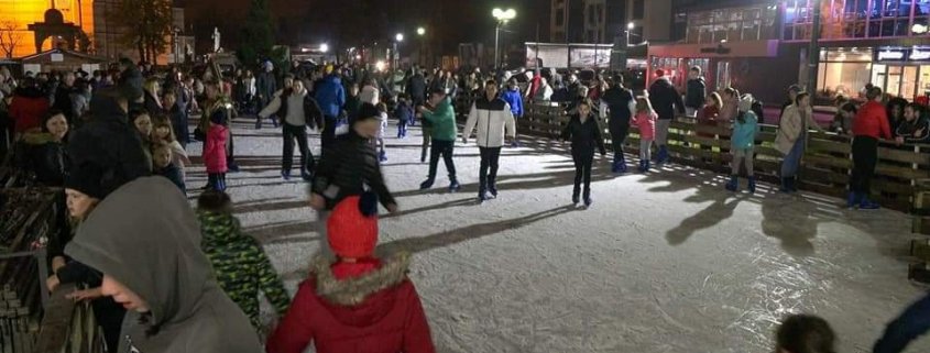 OTVARANJEM KLIZALIŠTA NA GRADSKOM TRGU OTPOČELA SEZONA ZIMSKIH ČAROLIJA ZA NAJMLAĐE TESLIĆANE 1