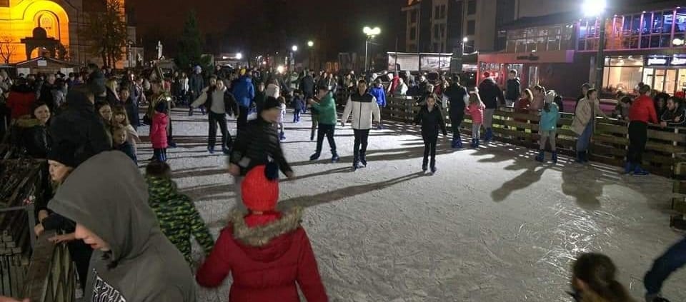 OTVARANJEM KLIZALIŠTA NA GRADSKOM TRGU OTPOČELA SEZONA ZIMSKIH ČAROLIJA ZA NAJMLAĐE TESLIĆANE 1
