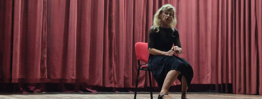 Tatjana Kecman u teslićkom bioskopu sa pozorišnom predstavom „Deset naprema jedan“ 1