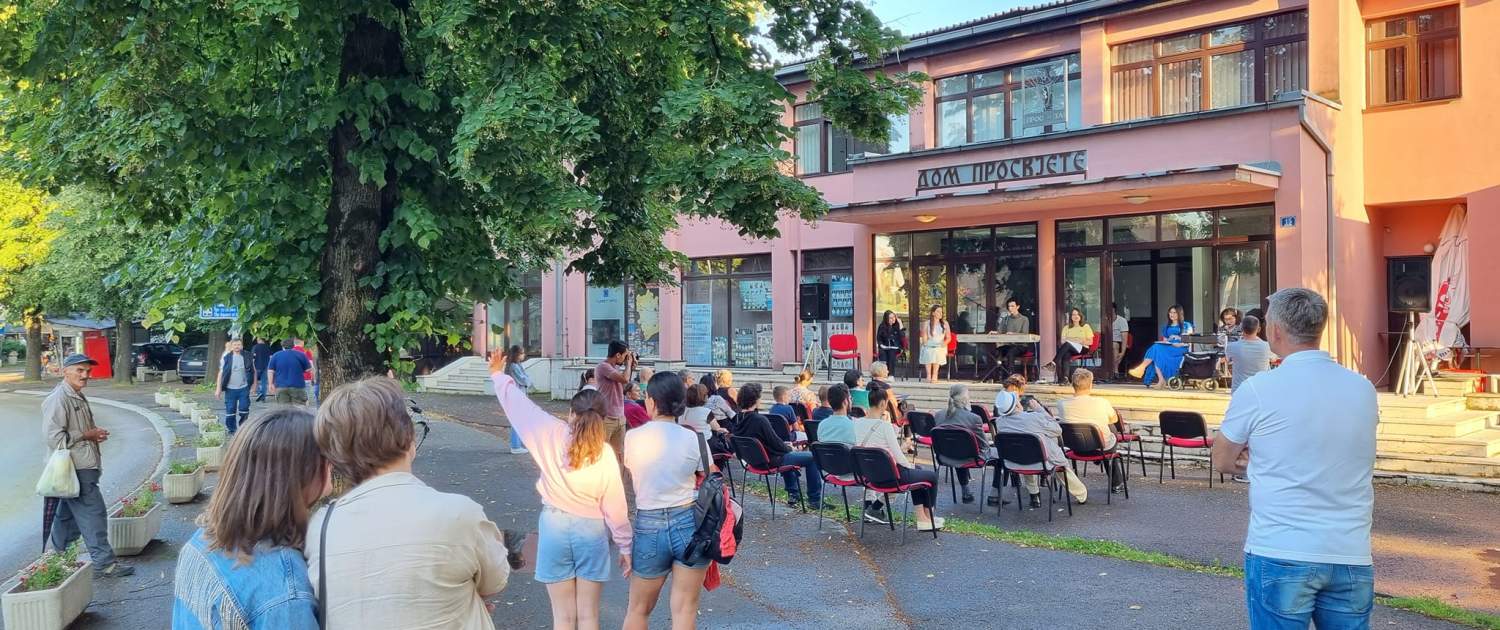 ОДРЖАНА МАНИФЕСТАЦИЈА ,,ДАН ПОЕЗИЈЕ НА ОТВОРЕНОМ" 3