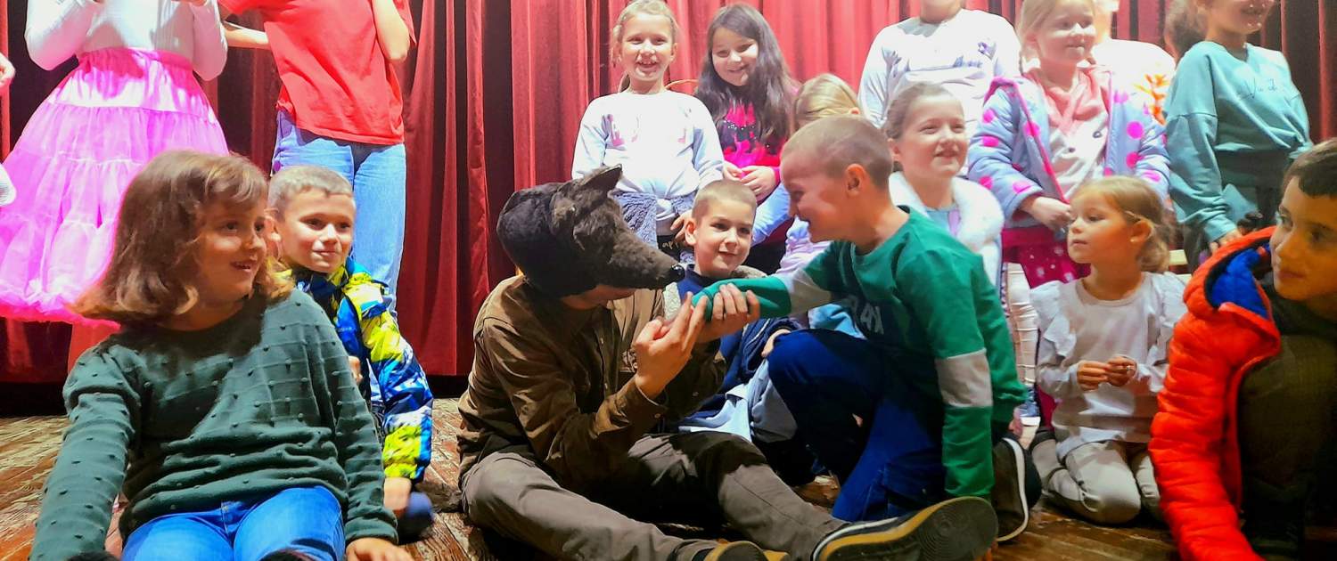 ОДРЖАНА ПРЕДСТАВА ,,ЦРВЕНКАПА И ЗБУЊЕНИ ВУК" У ТЕСЛИЋУ 1