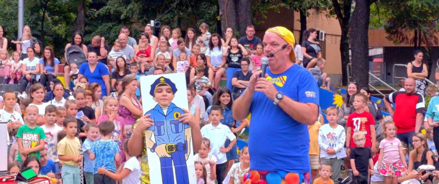 ОДИГРАНА ПРЕДСТАВА "ПАТРОЛНЕ ШАПЕ У ТЕСЛИЋУ" 3